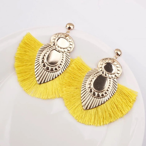 A pair of Colorful tussle earrings - Picture 5 of 5